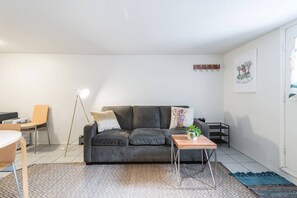 Smart TV - Cool, cozy and modern space with a garden patio to enjoy meals in sunny weather. (Vancouver)