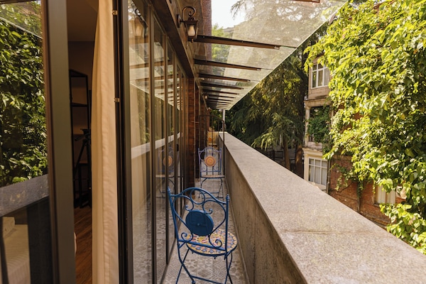 Caja de seguridad en la habitación y escritorio