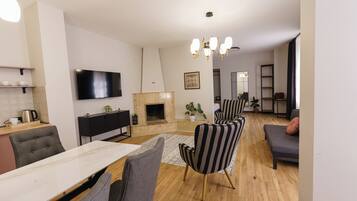 Deluxe Apartment | In-room safe, desk, laptop workspace, blackout drapes