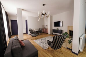 Deluxe Apartment | In-room safe, desk, laptop workspace, blackout curtains - ARAKI Sololaki  (Tbilisi)