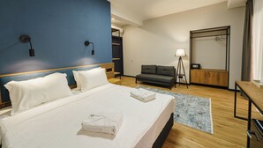 Suite – comfort, balkong, hageutsikt | Safe på rommet, skrivebord og skrivebord for bærbar PC