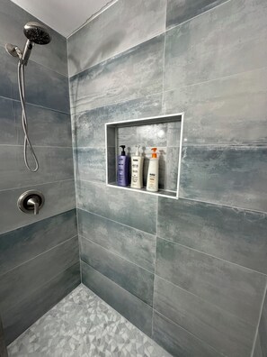 Een douche, een haardroger, handdoeken, zeep