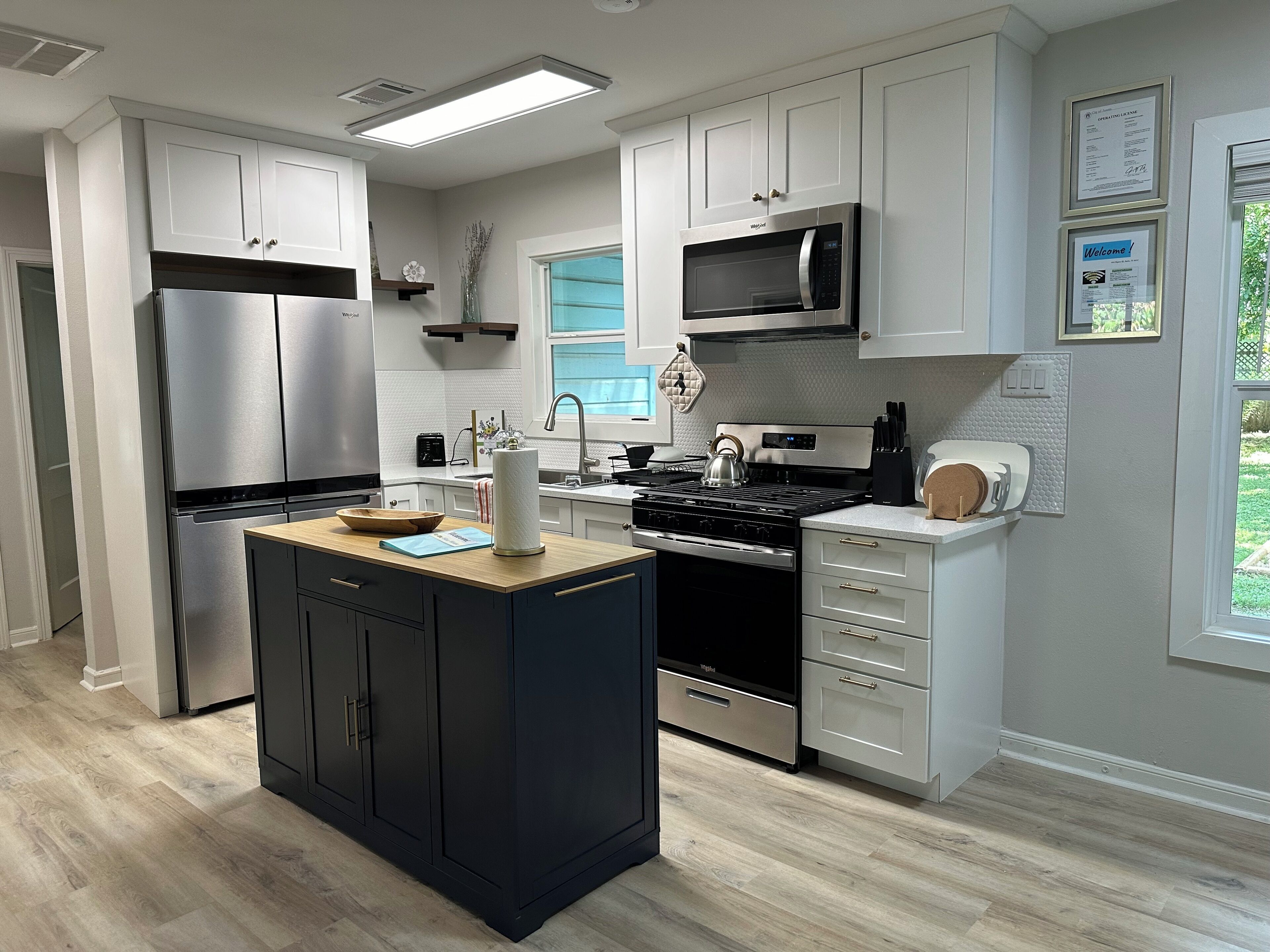 Frigorífico, microondas, horno y placa de cocina