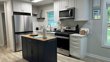 Frigorífico, microondas, horno y placa de cocina