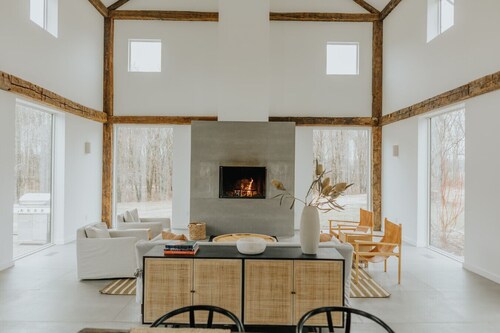 Modern Converted Barn with Hot Tub!