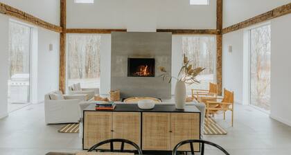 Modern Converted Barn with Hot Tub!