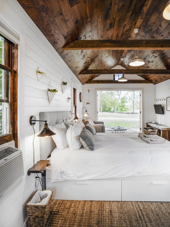 3 habitaciones, escritorio y tabla de planchar con plancha 