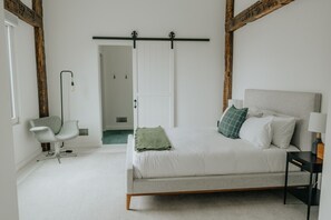 3 habitaciones, escritorio y tabla de planchar con plancha