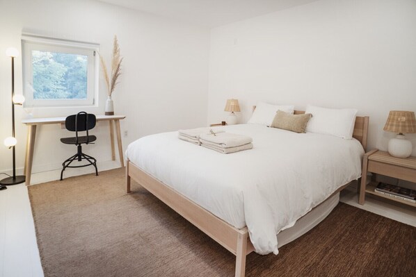 3 bedrooms, desk, iron/ironing board, travel cot