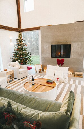 TV, fireplace, stereo