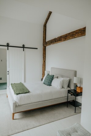 3 bedrooms, desk, iron/ironing board, travel cot