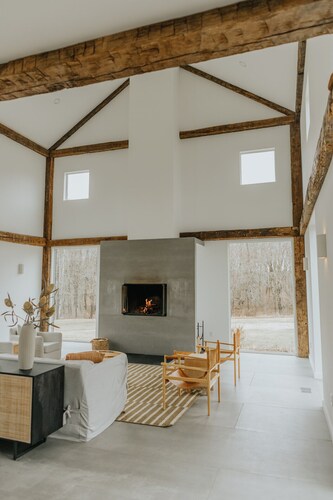 Modern Converted Barn with Hot Tub!