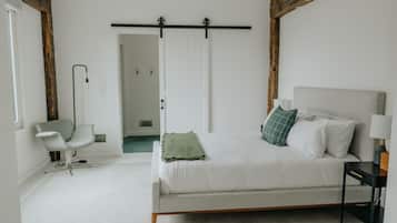 3 slaapkamers, een bureau, een strijkplank/strijkijzer, reisbedje