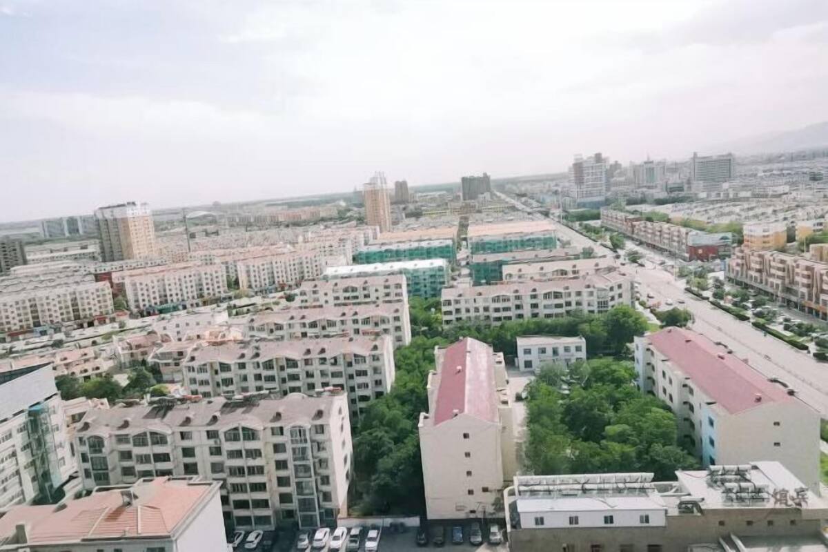 Un paisaje urbano con numerosos rascacielos, calles y áreas verdes.