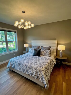 8 bedrooms, desk, iron/ironing board, travel crib
