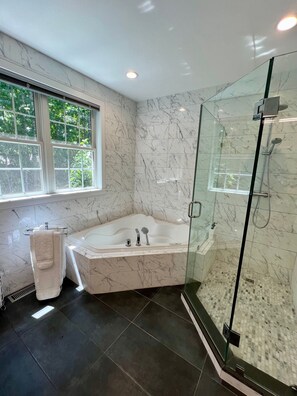 Een douche, een bubbelbad, een haardroger, een bidet