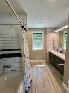 Douche, baignoire à jets, sèche-cheveux, bidet