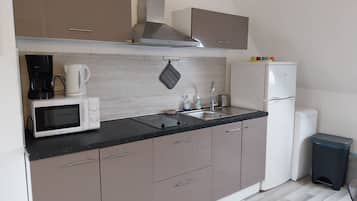 Réfrigérateur, micro-ondes, plaque de cuisson, cafetiÚre/bouilloire