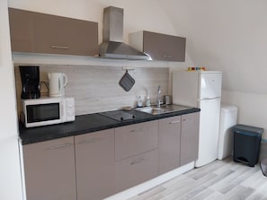 Réfrigérateur, micro-ondes, plaque de cuisson, cafetiÚre/bouilloire