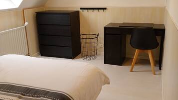 2 chambres, bureau, fer et planche Ă repasser, lit parapluie