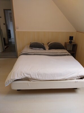 2 Schlafzimmer, Schreibtisch, Bügeleisen/Bügelbrett, Reisekinderbett