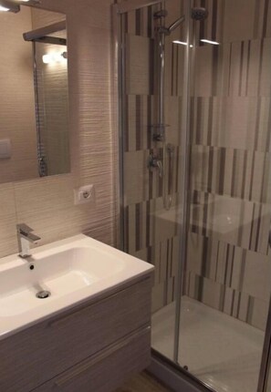 Departamento Confort, vista a la ciudad | Baño | Amenidades de baño gratuitas, secadora de cabello, toallas, jabón 