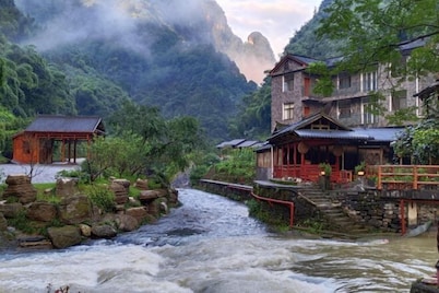 Jishou Delu Aya Inn
