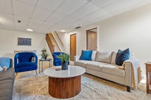Een smart-tv, een open haard en tafelvoetbal