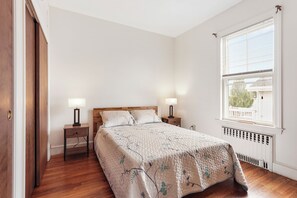 2 bedrooms, travel crib, free WiFi, bed sheets