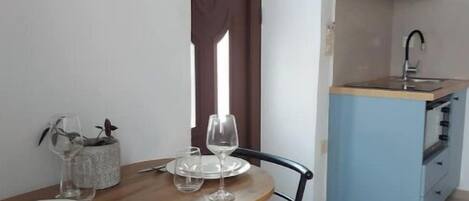 Fridge, oven, stovetop, coffee/tea maker