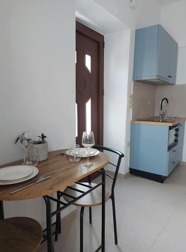 Kühlschrank, Ofen, Herdplatte, Wasserkocher mit Kaffee-/Teezubehör