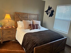 1 bedroom, iron/ironing board, WiFi, bed sheets - Tiny Home Cabin with Wyoming Modern Frontier style in the town of Hulett  (Hulett)