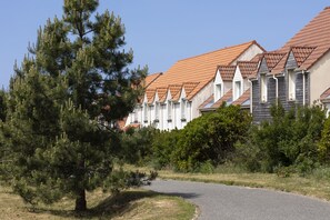 A row of houses with red-tiled roofs and white exteriors. - Residence Les Villas De La Baie (Le Crotoy)