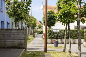 Una calle residencial con casas, aceras y árboles.