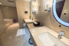 A modern bathroom with two sinks, a large mirror, and a bathtub. - Shaoxing Xianheng Grand Hotel (Lu Xun's hometown Yintai store) (Shaoxing)