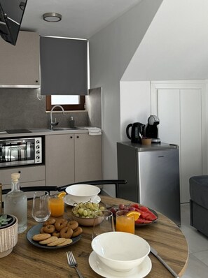 Geladeira, fogão, cooktop, cafeteira/chaleira