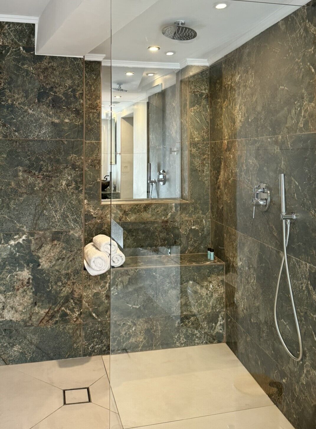 Douche, sèche-cheveux, bidet, serviettes fournies
