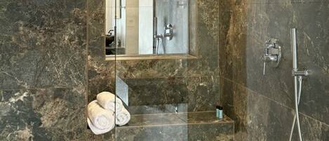 Shower, hair dryer, bidet, towels