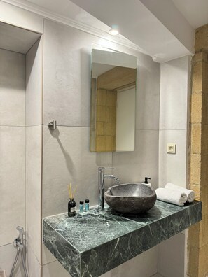 Shower, hair dryer, bidet, towels - Kissamos city centre Apartment (Kissamos)