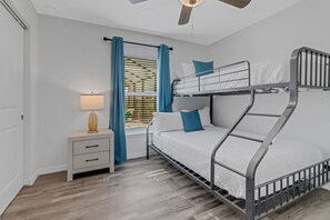 4 chambres, bureau, fer et planche à repasser, lit parapluie