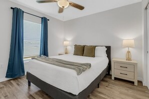 4 slaapkamers, een bureau, een strijkplank/strijkijzer, reisbedje