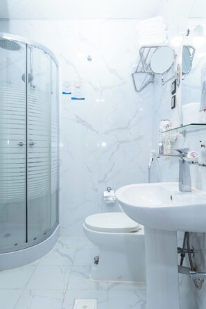 Towels, soap, shampoo, toilet paper - Mahd Al Resala 3 Hotel (Makkah)
