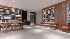 Uma biblioteca moderna com estantes, área de refeições e assentos.