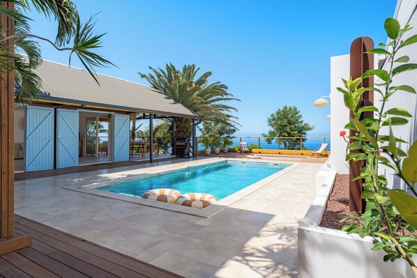 Outdoor pool - Villa Ô aux Avirons Avec une vue Panoramique sur L'océan Indien (Les Avirons)