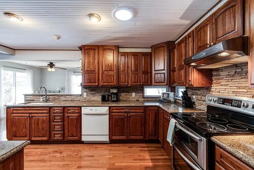 Buffalo Lake Retreat - charming lakefront 3 bedroom house-great fishing and fun