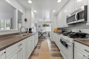 Refrigerador, microondas, horno, placa de cocina