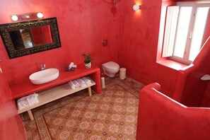 Douche, serviettes fournies, savon, shampoing