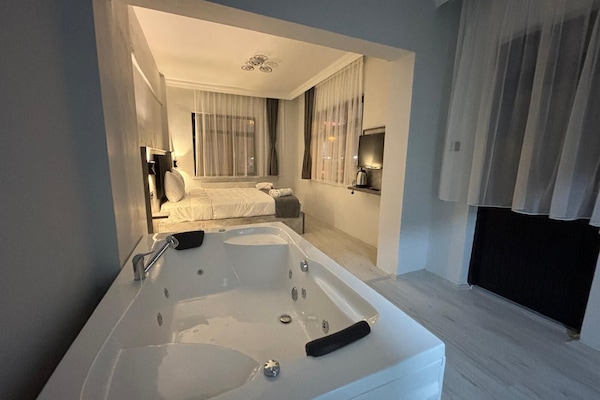Deluxe Room, Balcony, City View | Free WiFi, bed sheets