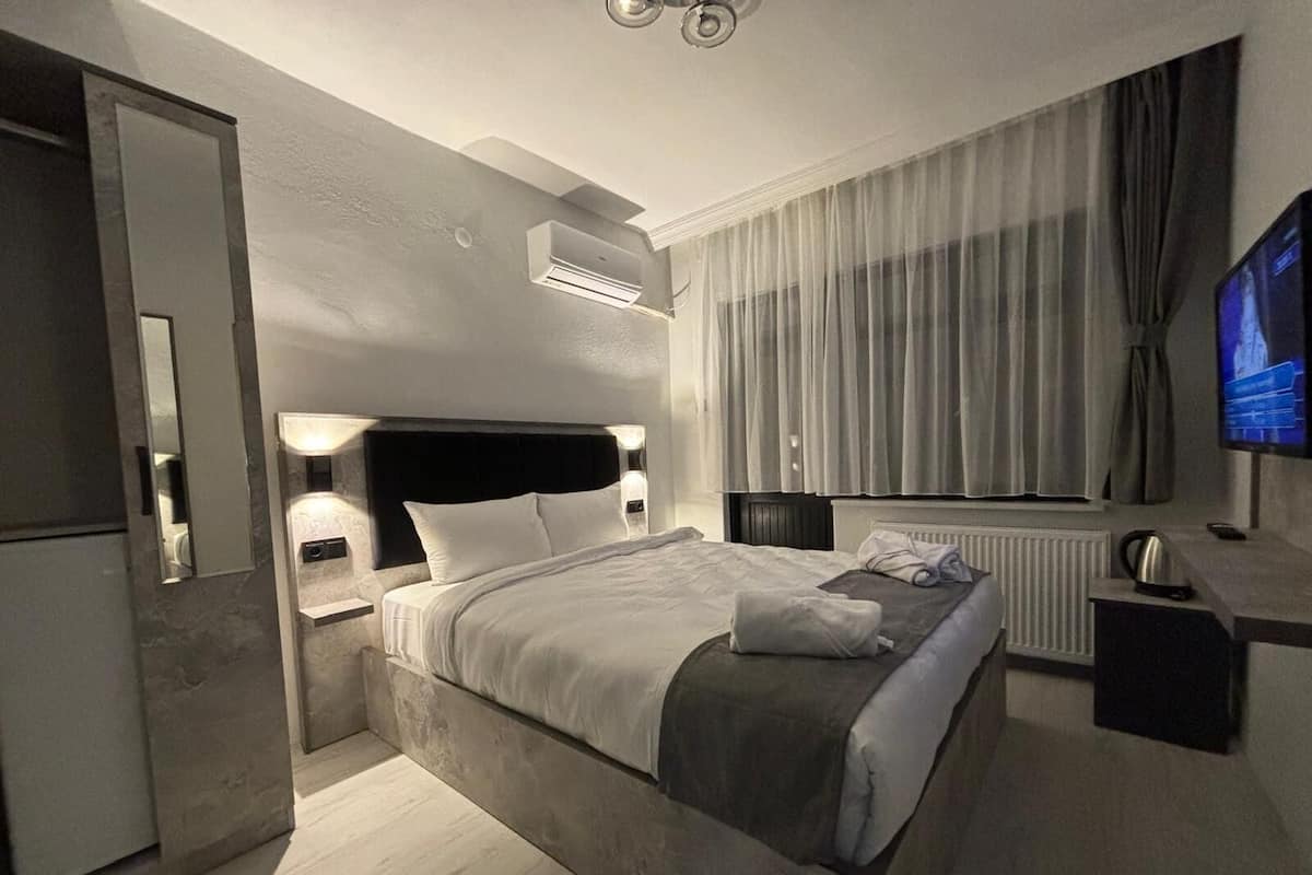 Standard Double Room, Balcony, City View | Free WiFi, bed sheets