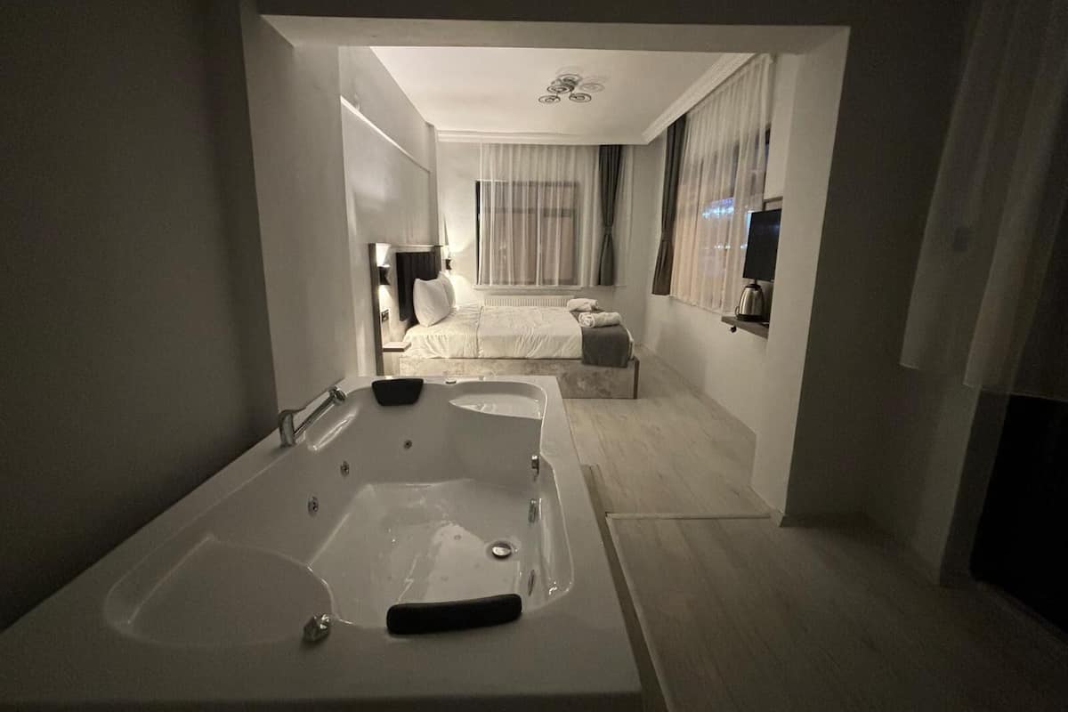 Luxury Double Room, Balcony, City View | Free WiFi, bed sheets